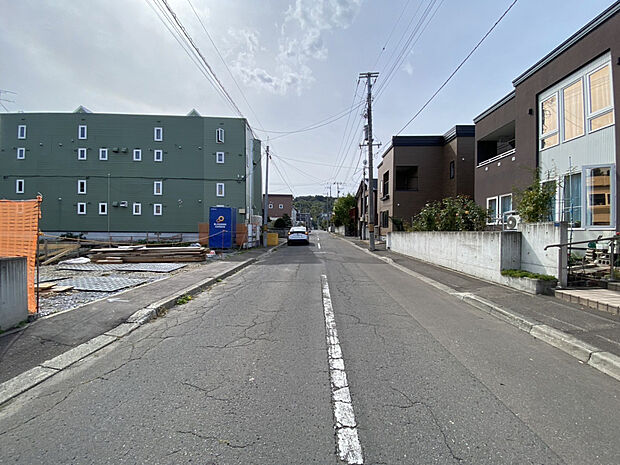 【販売現地】前面道路は.8.0m。車の出し入れもラクラクで運転が苦手な方でも安心です。