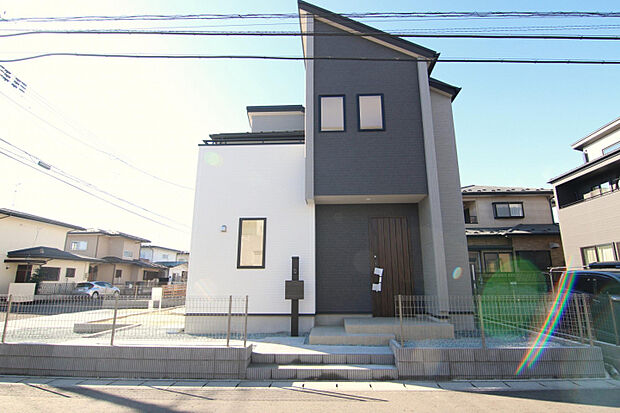 【外観】　落ち着いた街並みに調和しながらも、ひときわ目を引くスタイリッシュな外観が魅力の1棟！