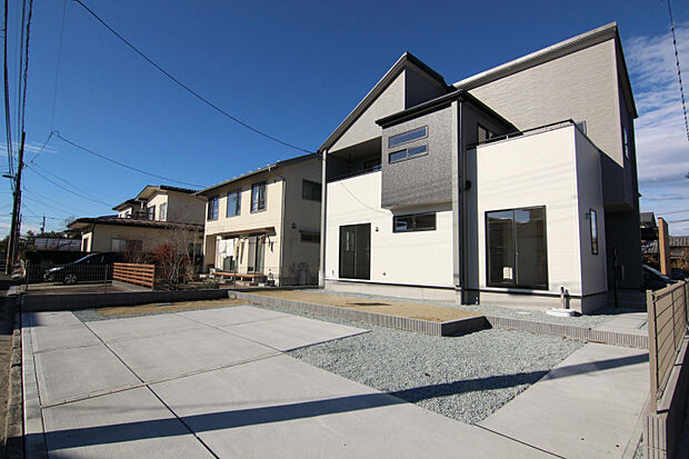 【カースペース】　車4台が置けるカースペース。ゆとりがあり、日当たりも良好！太陽光を浴びる上に、気持ちの良い風が吹き抜けてくれます！