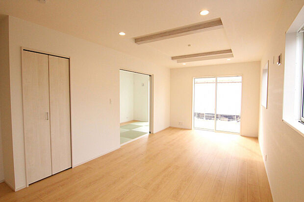 【LDK】【1号棟】 17.6帖の開放感あふれるLDK!折上天井、対面式キッチンでのびやかな空間♪