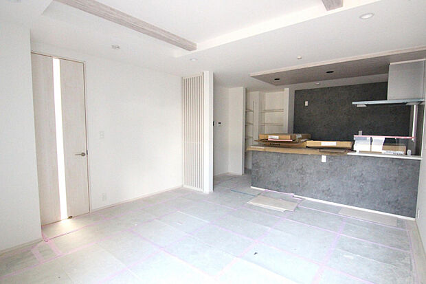 【1号棟LDK】　広々として明るく開放的な16.6帖のリビング！家族との会話広がる対面式キッチン採用♪