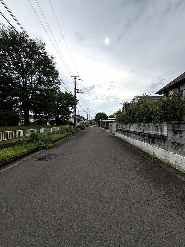 【前面道路】 ゆとりがあり、駐車が苦手な方も安心。