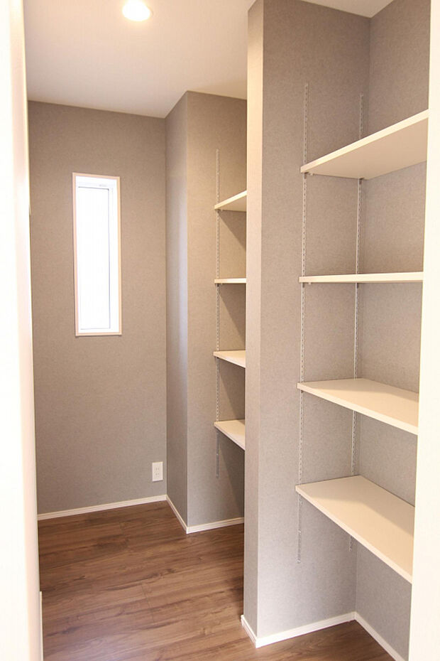 【【ファミリークローゼット】】LDKには便利なファミリークローク！各部屋がスッキリ使え、朝の身支度もスムーズに！