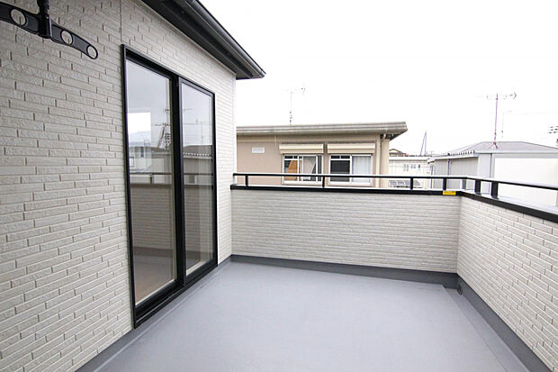 【【インナーバルコニー】【1号棟】】天候を気にせず使えるインナーバルコニーは、洗濯物干しはもちろん、読書やティータイムにも最適な多目的空間!