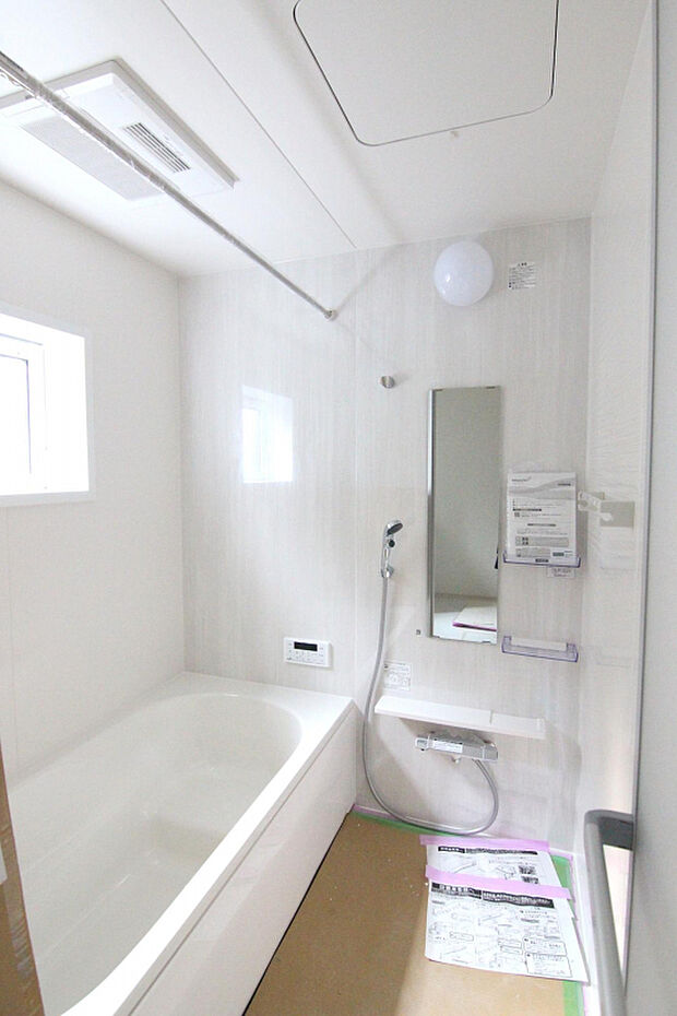 【【1号棟浴室】】ベンチ付き浴槽でお子様も安心♪半身浴もでき、疲れた体を癒してくれます！