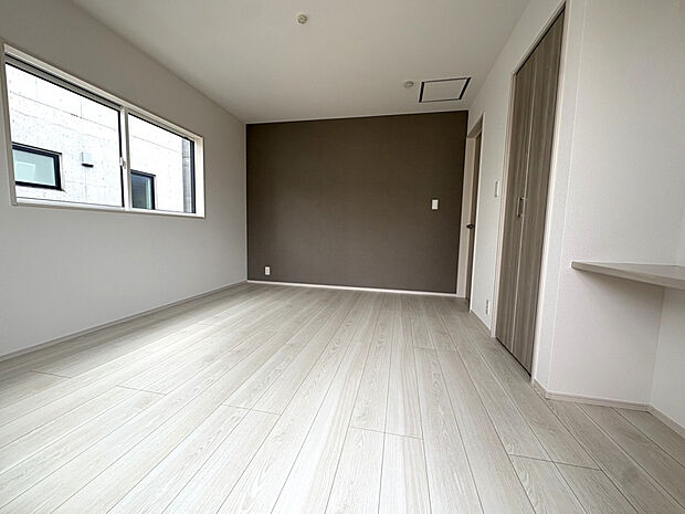 【【主寝室】】広々7.3帖確保しており、ベッドを置いてもゆったりとした空間に♪WIC付きで多くなりがちな洋服収納も安心です♪