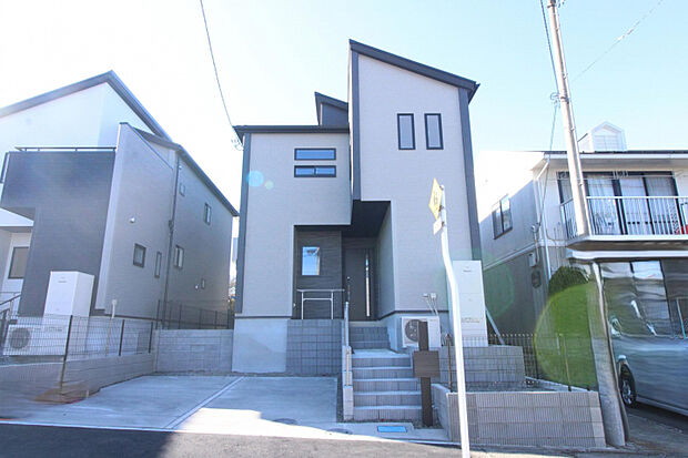 外観　落ち着いた街並みに調和しながらも、ひときわ目を引くスタイリッシュな外観が魅力。