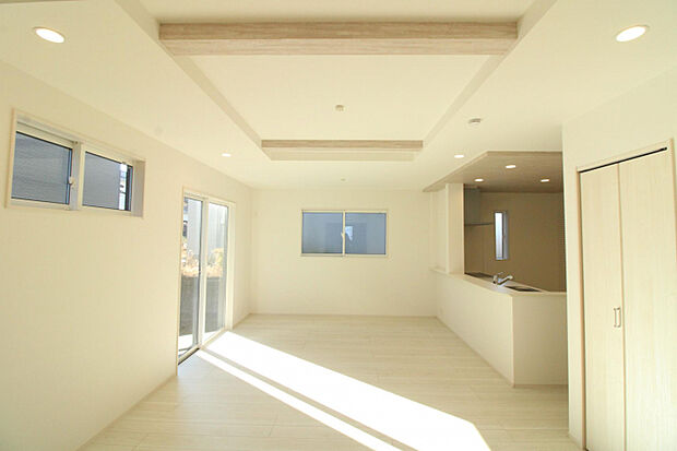 LDK　広がりのあるLDKは、家族が自然と集まるくつろぎの空間。採光・通風にも配慮され、いつでも心地よい暮らしを実現します。