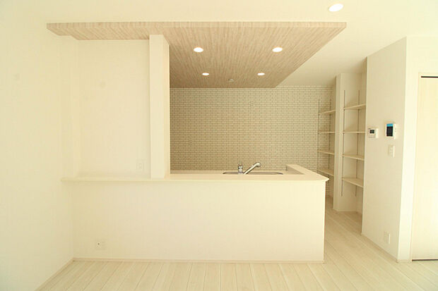 キッチン　空間にアクセントを加えるポップアップ天井。インテリアの質感を高め、上質な雰囲気を演出します。