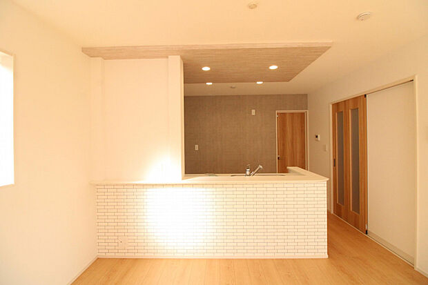 ダイニング・キッチン 空間にメリハリを生むポップアップ天井とアクセントクロスは、家族団らんの時間をより豊かに。デ