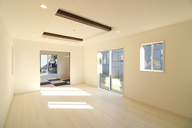 LDK 3/14写真!家族4人がゆったりくつろげる広さと動線設計。お子様が遊ぶ姿を見守りながら、パパ・ママもリラックスできる家族の中心空間です。