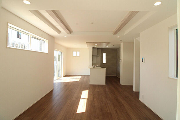 LDK 広がりのあるLDKは、家族が自然と集まるくつろぎの空間。採光・通風にも配慮され、いつでも心地よい暮らしを実現します。