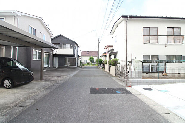 外観 前面道路は車通りが少なく、落ち着いた住環境。ゆったりとした暮らしを叶えます。