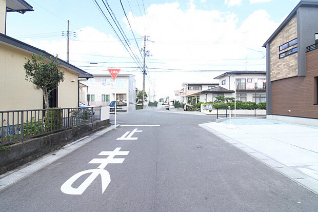 前面道路　前面道路は車通りが少なく、落ち着いた住環境。ゆったりとした暮らしを叶えます。