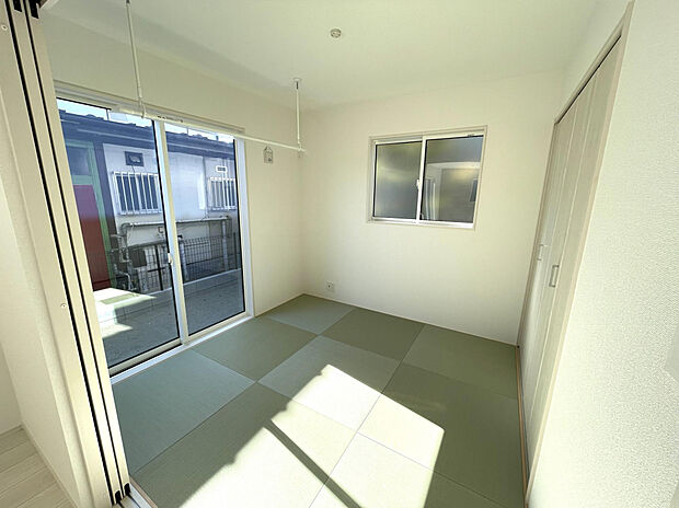 【和室】お昼寝や遊び場にぴったりの畳空間。赤ちゃんのおむつ替えや来客時の応接スペースにも活躍します。