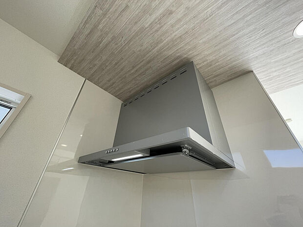 【薄型レンジフード】見た目スッキリ、掃除もラクな薄型レンジフード。美しさと機能性を兼ね備えたキッチン設備です。