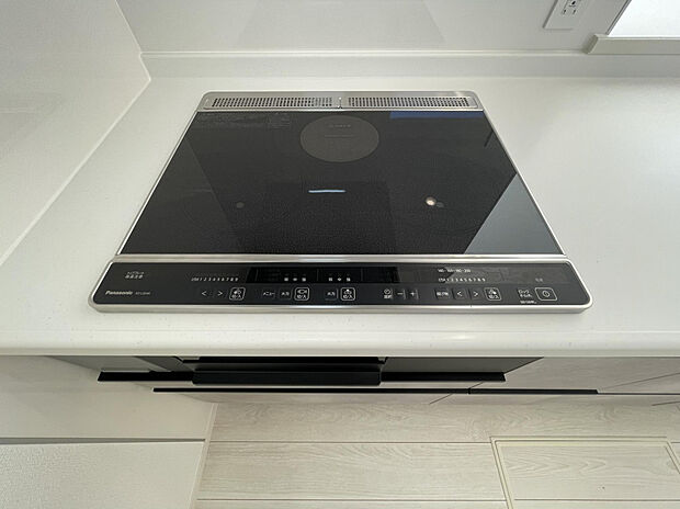 【IHクッキングヒーター】シンプルでスタイリッシュなIHクッキングヒーターは、掃除しやすくて毎日の料理がもっと楽しく。共働き家庭にも好評です。