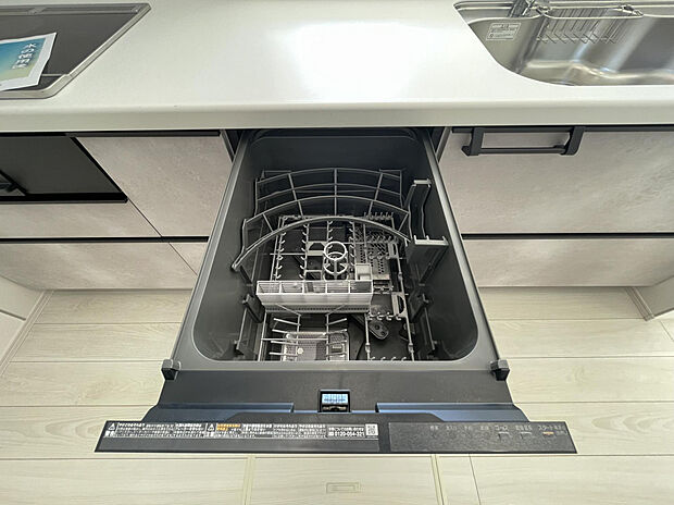 【食洗器】洗い物は食洗器に任せることで、食後に家族との団らんを楽しめるゆとりが生まれます。