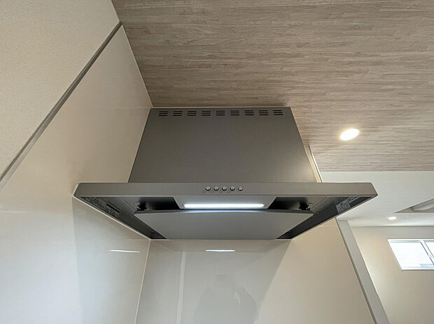 【薄型レンジフード】フィルターレス構造の薄型レンジフードを採用。油汚れが付きにくく、掃除の負担を大幅に軽減します。