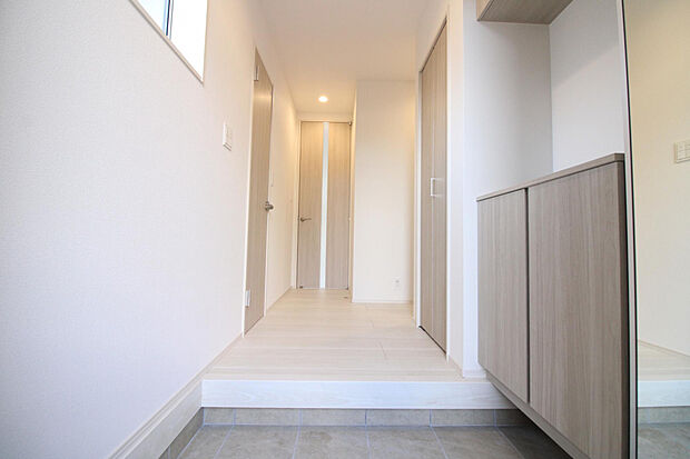 【玄関】住まいの第一印象を決める玄関は、シンプルで上品なデザイン。お出かけも帰宅も気持ちよく迎えてくれる空間です。