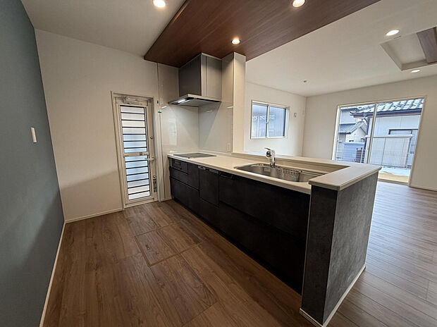 【キッチン】「見える安心」と「動きやすさ」を両立した対面キッチン。家族の会話が弾み、忙しい朝の準備もスムーズにこなせます。