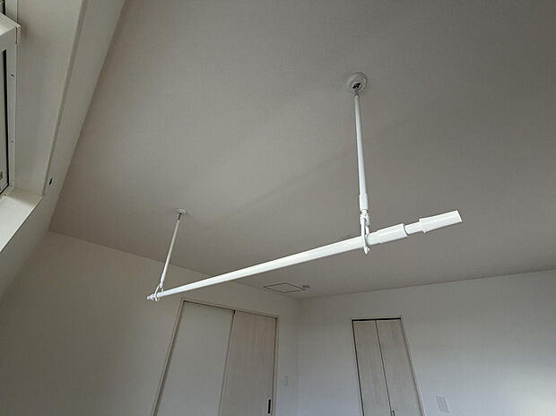 【室内物干し】花粉の季節でも気持ちよく洗濯ができる室内物干し。洗濯物がよく乾くよう、採光や換気にも配慮した設計です。