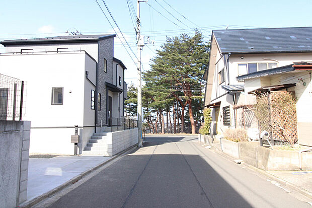 【前面道路】前面道路は12mあるので、ゆとりをもって駐車が可能です(2号棟)