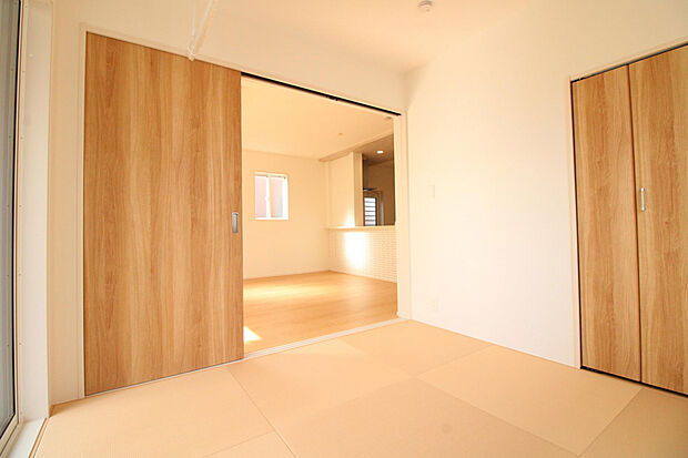 【和室】モダンと伝統が調和した和室は、来客用やお子様のお昼寝スペースにもぴったり。床の間付きで上品な雰囲気を演出します。