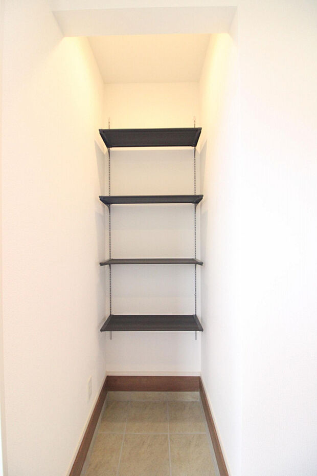 【土間収納】土間収納があることで、玄関に物があふれない快適な暮らしを実現。外で使うものをそのまま収納できるため、室内に汚れを持ち込みにくく、掃除の手間も軽減します。