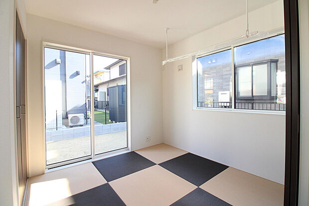 【和室】モダンと伝統が調和した和室は、来客用やお子様のお昼寝スペースにもぴったり。床の間付きで上品な雰囲気を演出します。