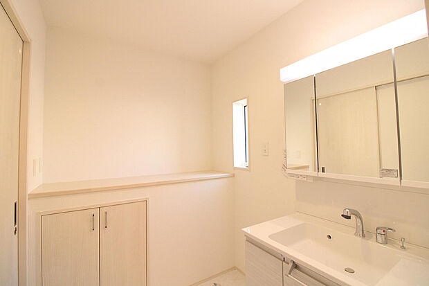 【洗面所】朝の準備がスムーズに進む広めの洗面スペース。お子様と並んで使えるゆとりが嬉しいポイント。