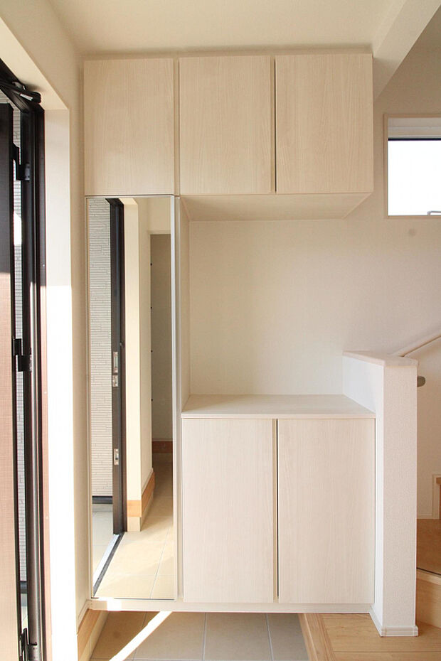 【玄関】革靴がなんと約50足も入るという大型の玄関収納。スニーカー集めが好きな方にはピッタリですね。