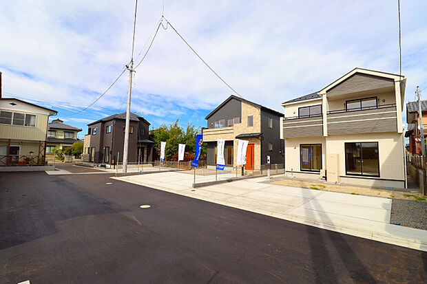 【全体外観】　広々とした協定道路は駐車もしやすく安全♪