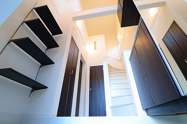 【1号棟玄関吹き抜け】　明るく開放的な玄関で毎日のお出かけを気持ちよく♪