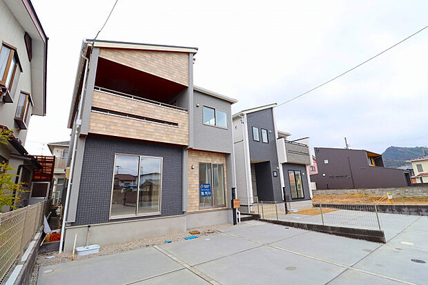 【2号棟外観】 4LDK+土間収納+カースペース並列3台周辺施設充実の森合にこだわりの住宅