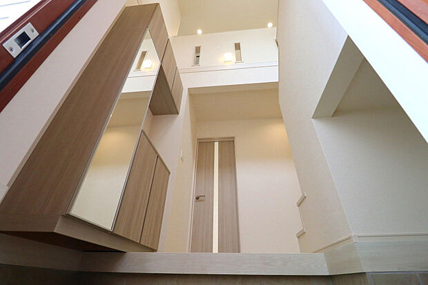 【2号棟外観】 明るく開放的な玄関で毎日のお出かけを気持ちよく♪