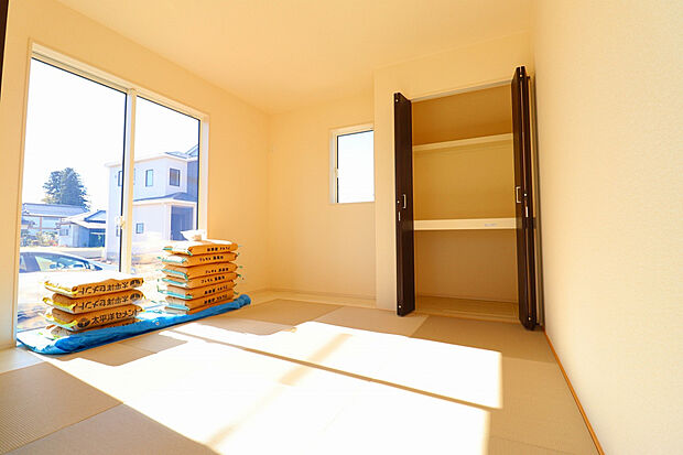 【【1号棟和室】】お手入れも簡単でオシャレな縁なし畳を採用しております♪