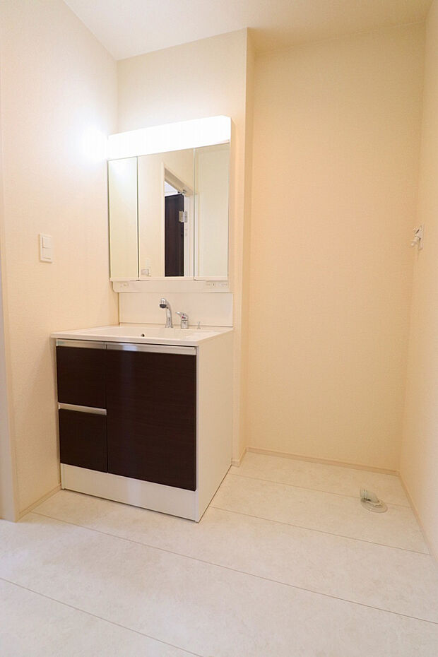 【【1号棟洗面所】】 曇り止めヒーター付き大容量洗面台で日々の準備も楽々♪