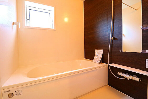 【【1号棟浴室】 】浴室には暖房乾燥機能がついており、雨の日でも洗濯物を乾かせます♪