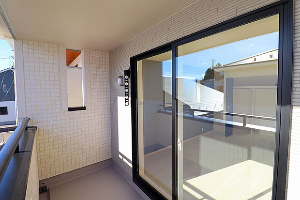 【【4号棟インナーバルコニー】】 屋根付きのインナーバルコニーで、急な雨の日も安心。洗濯物も快適に干せます♪