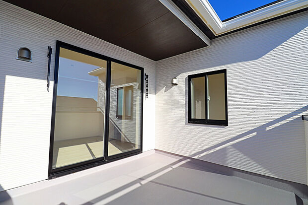 【【5号棟インナーバルコニー】】 屋根付きのインナーバルコニーで、急な雨の日も安心。洗濯物も快適に干せます♪