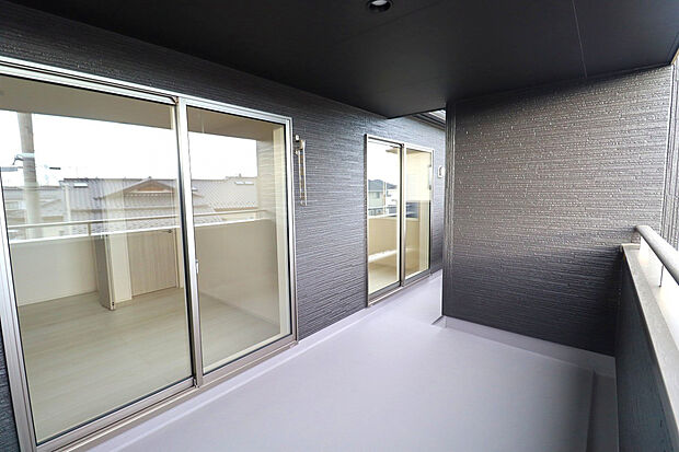 【【1号棟インナーバルコニー】 】 屋根付きのインナーバルコニーで、急な雨の日も安心。洗濯物も快適に干せます♪