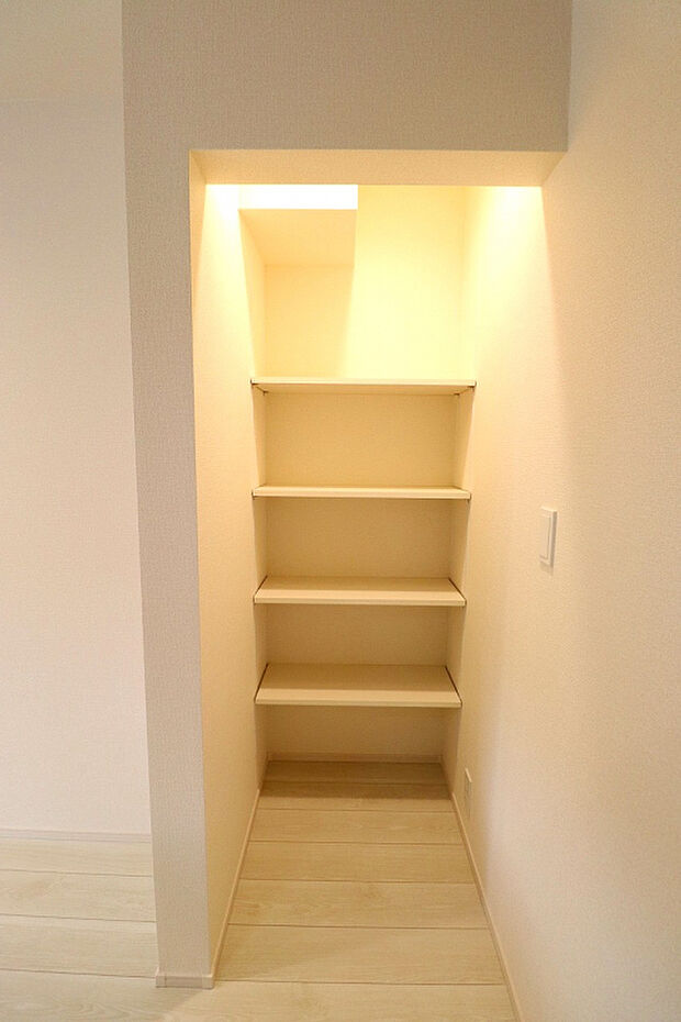 【【1号棟パントリー】】可動棚4段付きで食品庫としてはもちろん、防災グッズなどの収納にも便利♪