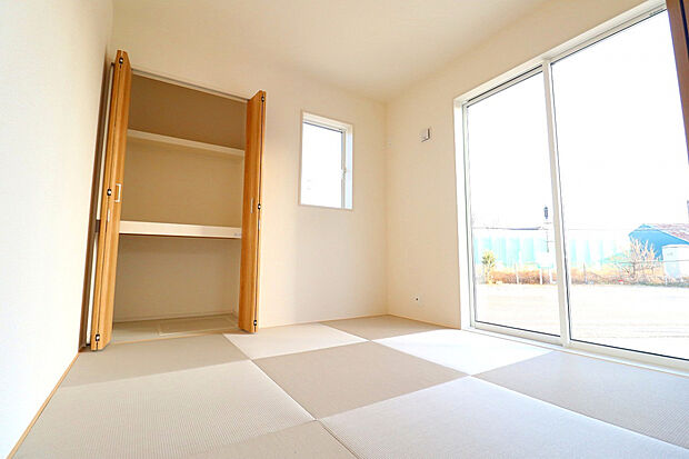 【【2号棟和室】】お手入れも簡単でオシャレな縁なし畳を採用しております♪