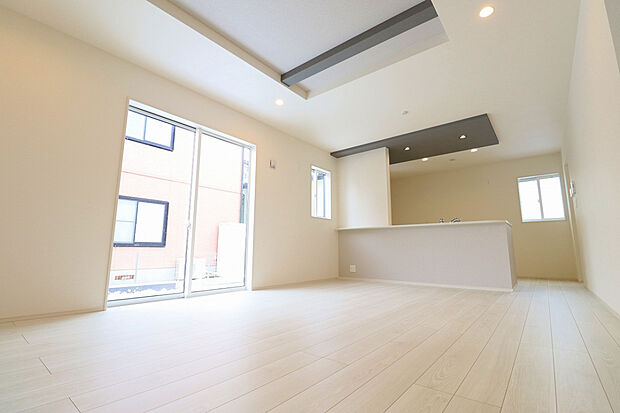 【【LDK/20帖】】折上天井であえて梁を出すことで、広々と開放感のある心地の良い空間を演出してくれます。