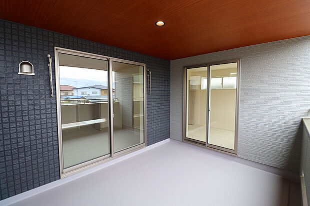 【【2号棟インナーバルコニー】】 屋根付きのインナーバルコニーで、急な雨の日も安心。洗濯物も快適に干せます♪