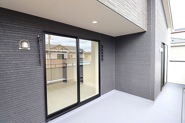【【1号棟インナーバルコニー】 】 屋根付きのインナーバルコニーで、急な雨の日も安心。洗濯物も快適に干せます♪