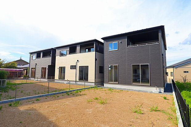【【外観 南側】】広々南庭は道路からの目線がなくプライバシーも◎