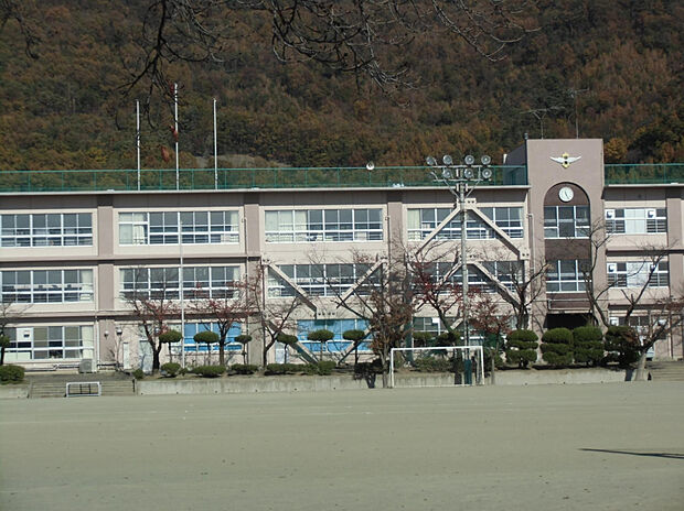 羽黒小学校（約247m）