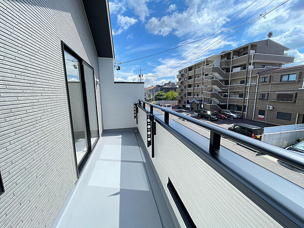 （2）号棟　洗濯物が乾きやすい南向きのバルコニー　